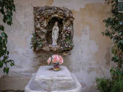 Su questo lato attrae la nostra attenzione un antico pozzo, ora murato, posto ai piedi di una statuetta della Vergine
